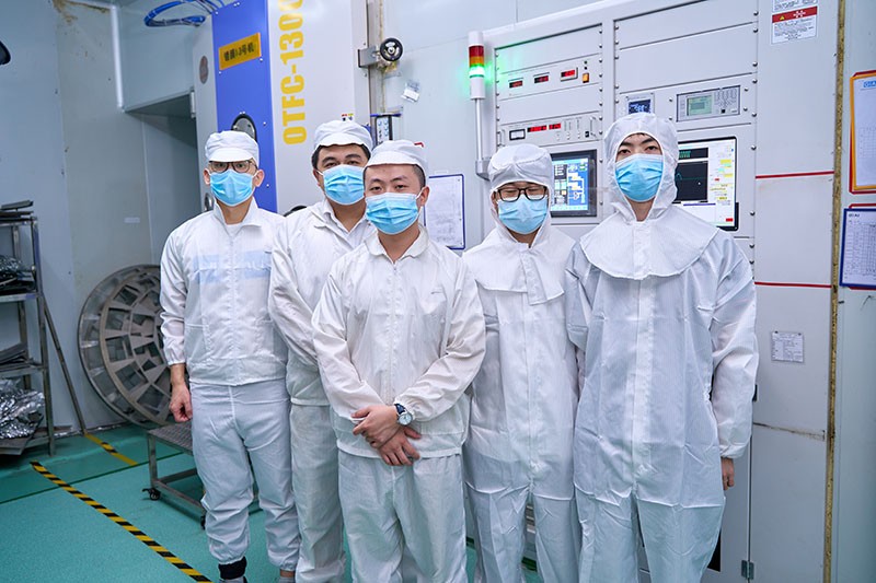 激埃特滤光片加工车间合影