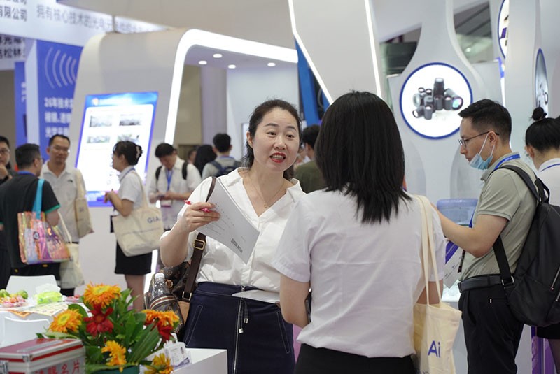 激埃特工作人员与现场参观者探讨产品图2