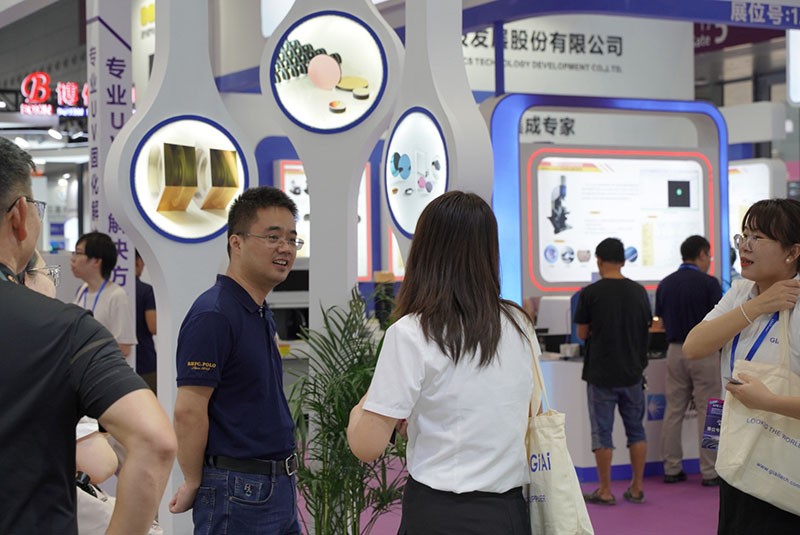激埃特工作人员与现场参观者探讨产品图3