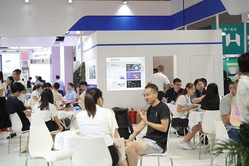 激埃特工作人员与现场参观者探讨产品图4
