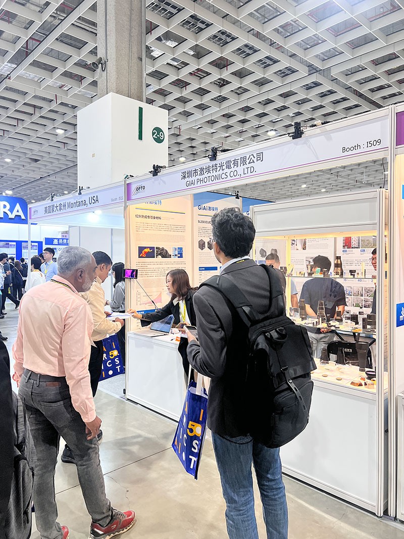 激埃特展会上红外镜头吸引国外友人参观
