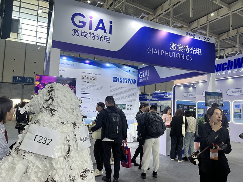 激埃特工作人员身披红外隐形衣背面图